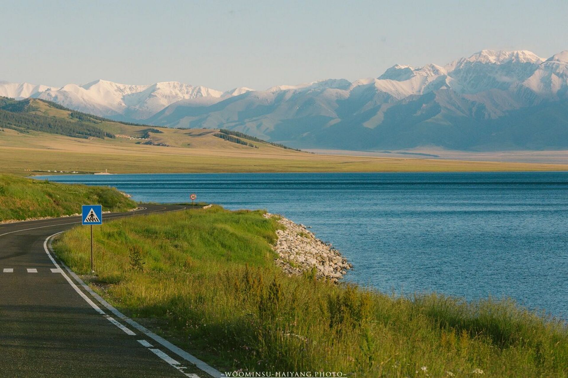 夏天的赛里木湖气候适宜,除了风景完美其他方面也无可挑剔.