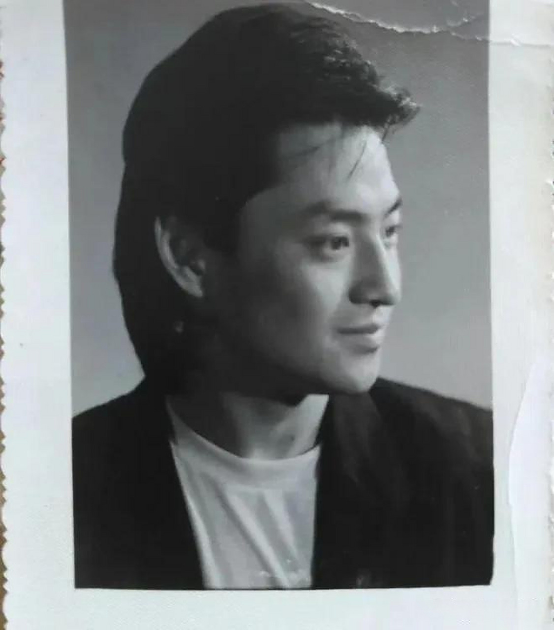 尹铸胜,1965年出生于西安戏剧世家,他的父母和外公都是演员,用现代