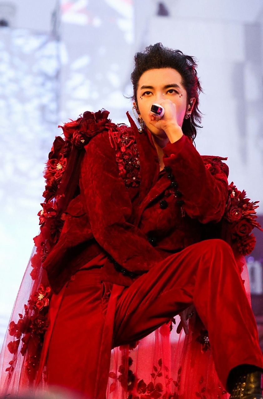 华晨宇十年后再穿红衣战袍# 十年后再看到真的挺感动的 华晨宇穿红衣