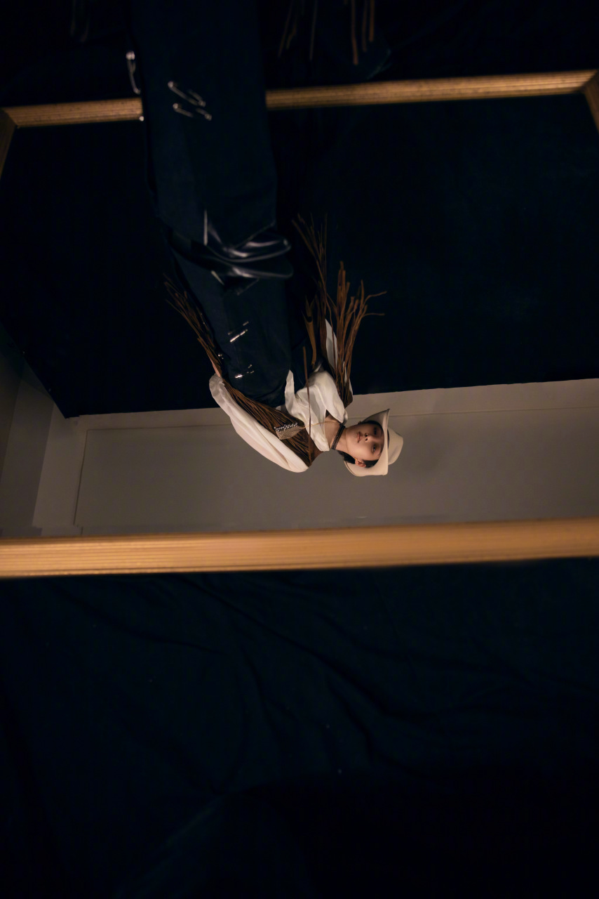 the9_刘雨昕 一套流苏牛仔造型亮相今晚东方卫视跨年盛典,帅气复古的