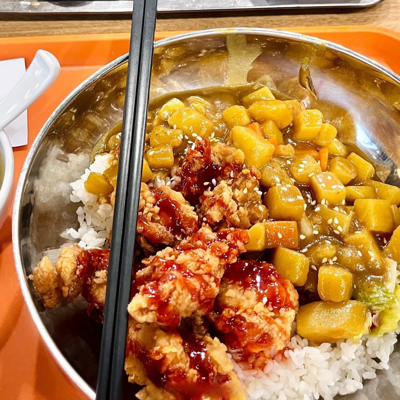 农食记# 99荷园三楼 98:咖喱炸鸡饭 甜辣酱包裹着外脆里嫩的炸鸡