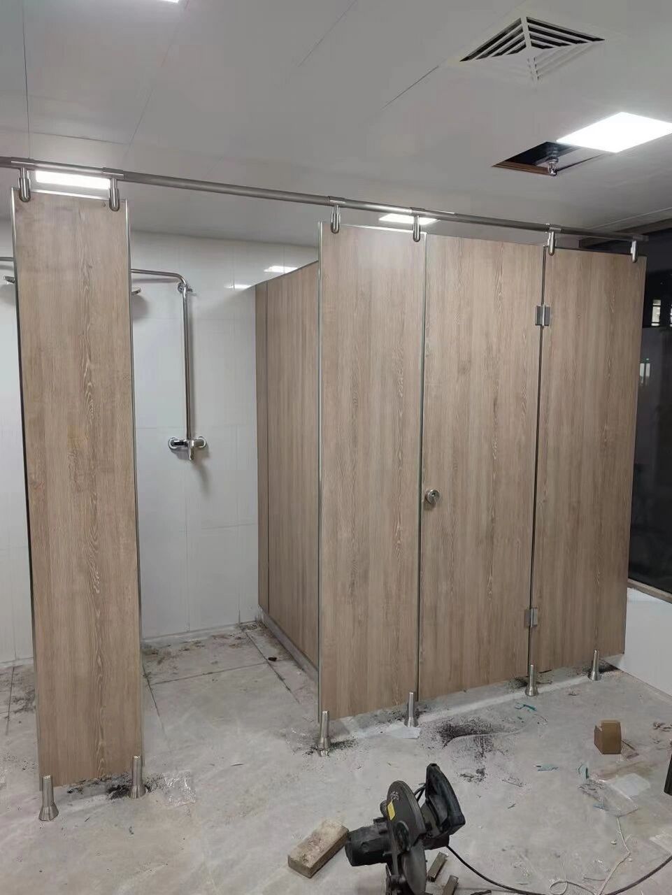 公共淋浴间隔断-抗倍特一代板 抗倍特板淋浴隔断和卫生间隔断连体安装