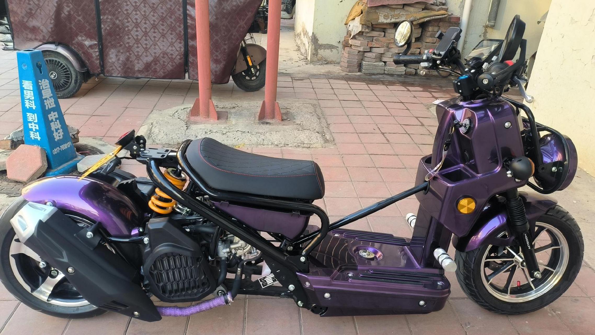 首款合法低趴踏板摩托车.颢晨出品.发动机是隆鑫150水冷.