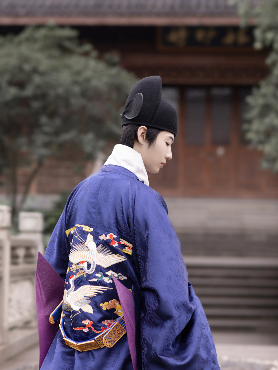 汉服穿搭|明朝后期官员官服穿搭 蓝色锻地缀盘金双鹤尖摆圆领袍