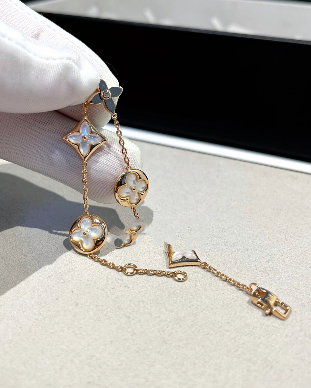 v白贝母五花手链|耐看显白 质感满满 lv color blossom系列 天然白贝