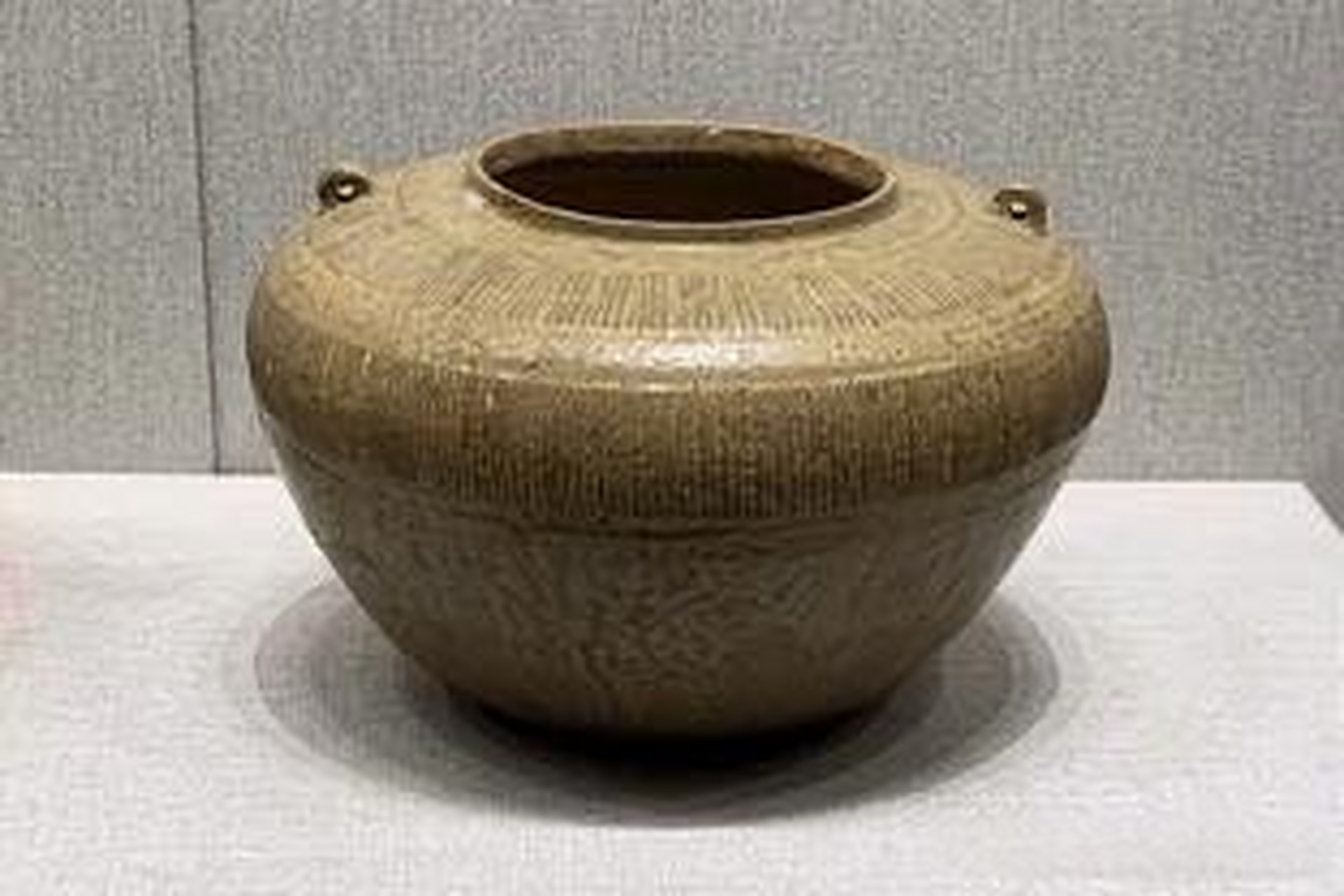 《故宫陶瓷馆:原始青瓷在战国时期就已初具规模了》原始青瓷出现于约