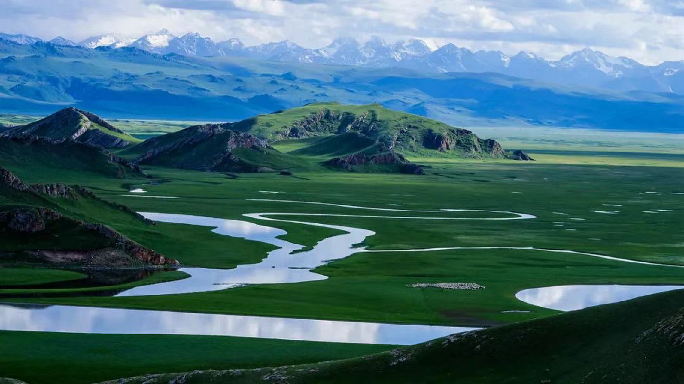 新疆|巴音布鲁克草原 巴音布鲁克是天山山脉中部的山间盆地, 这片雪山