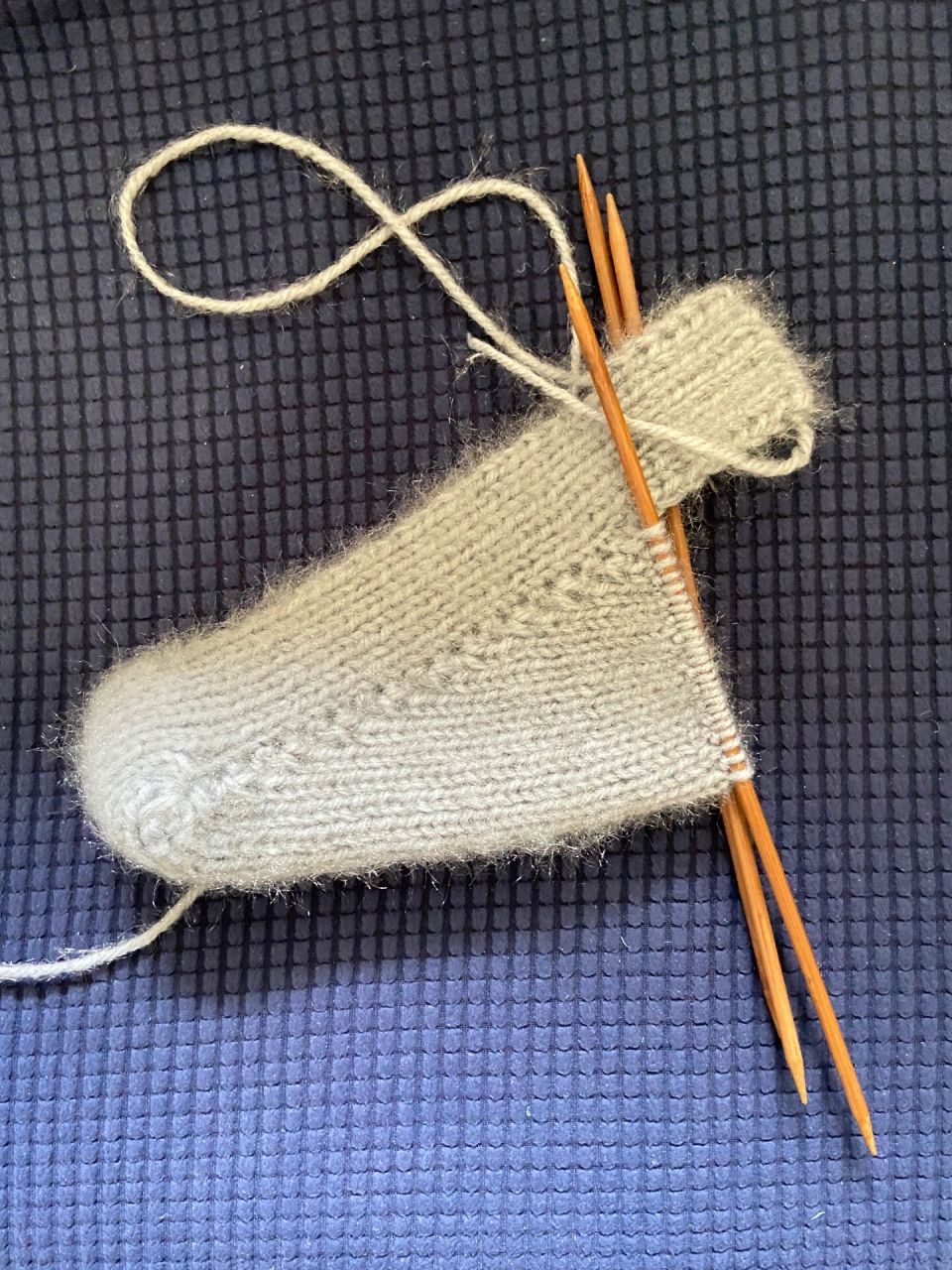 棒针-地板袜 1,袜脚面:机器边或双辫子边起13针上下针织27行.