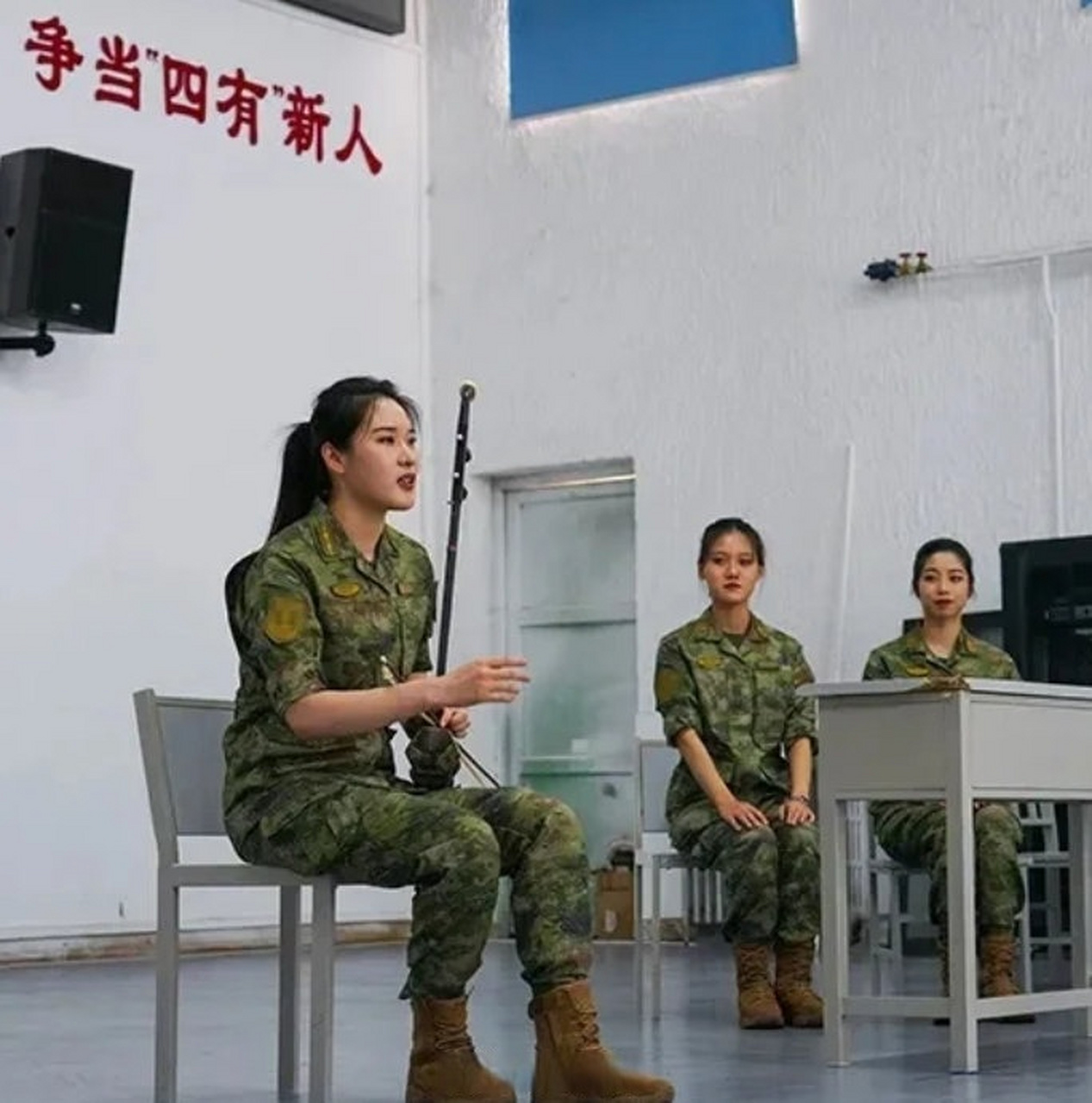 换装21式作训服的文工团女兵