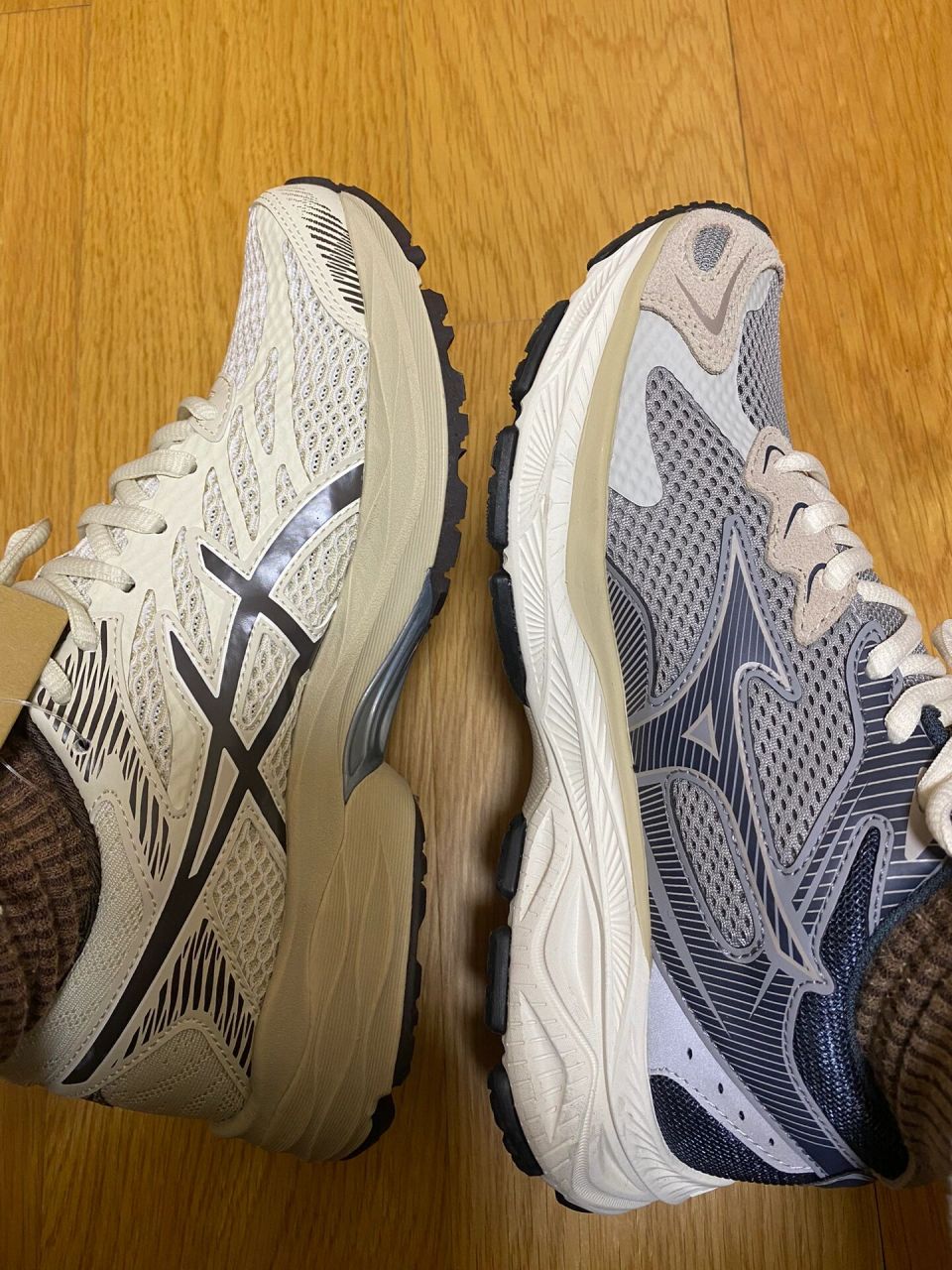 美津浓亚瑟士选哪个 左边亚瑟士flux4,右边美津浓racers,亚瑟士37.