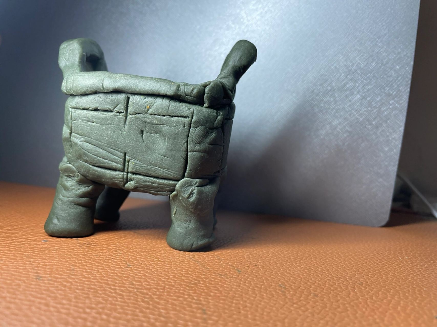 手工捏造的"后母戊方鼎" 历史老师布置了作业,手工一个历史文物.