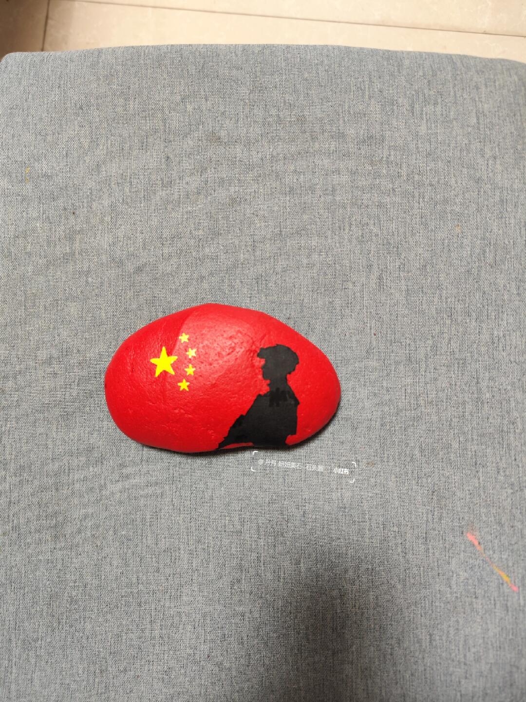 爱国军人主题石头画 宝子们,今天来给大家分享一个超有