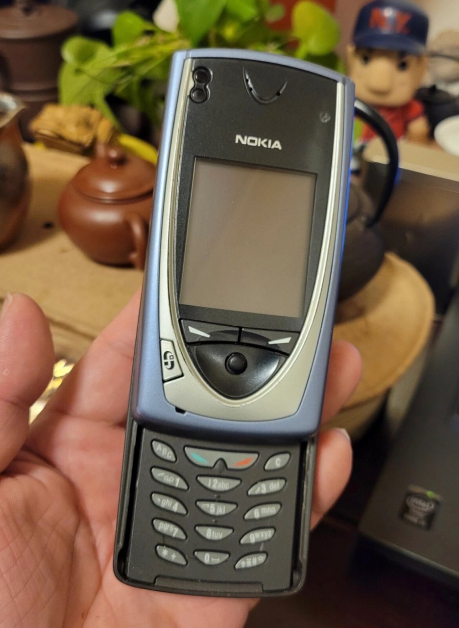 诺基亚nokia 7650,滑盖机,从口袋里掏出来搓一下,非常有感觉,人就是