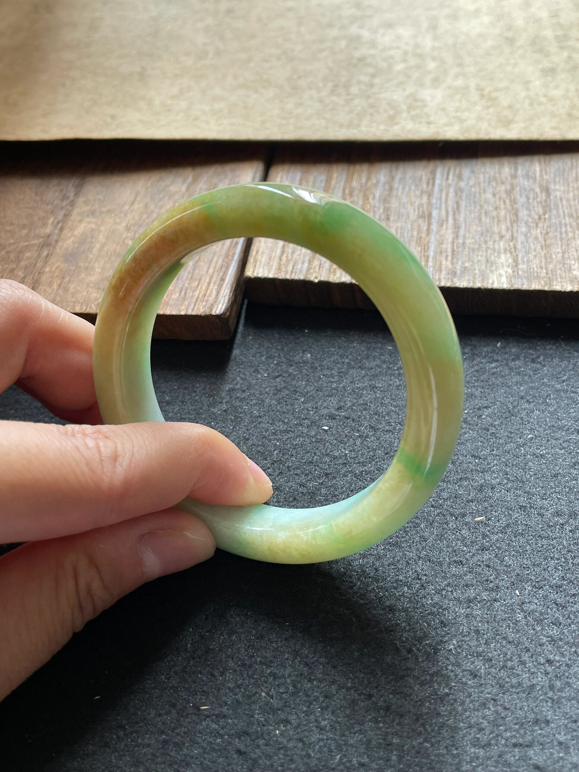 翡翠黄加绿手镯2800米 52圈口