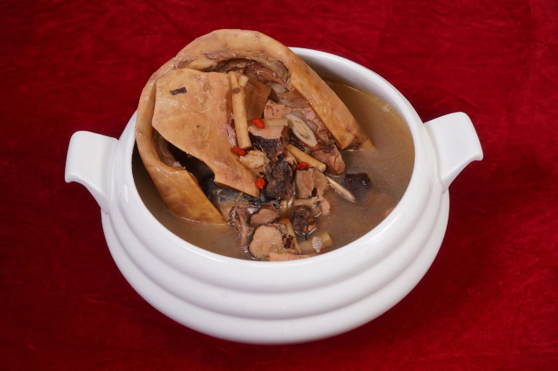 煲龟汤的最佳伴侣 龟汤是一种比较滋补的汤品,不仅营养价值高,而且