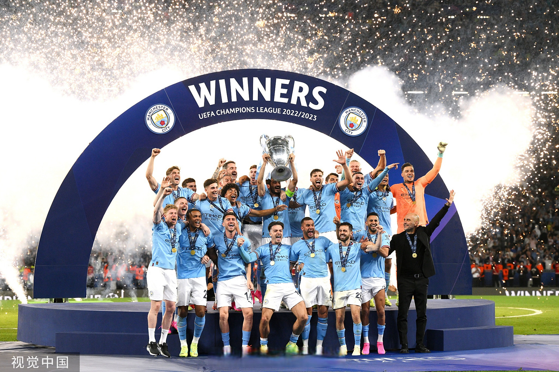 曼城举起欧冠冠军奖杯##曼城登顶欧洲之巅#  欧冠,英超,足总杯,三
