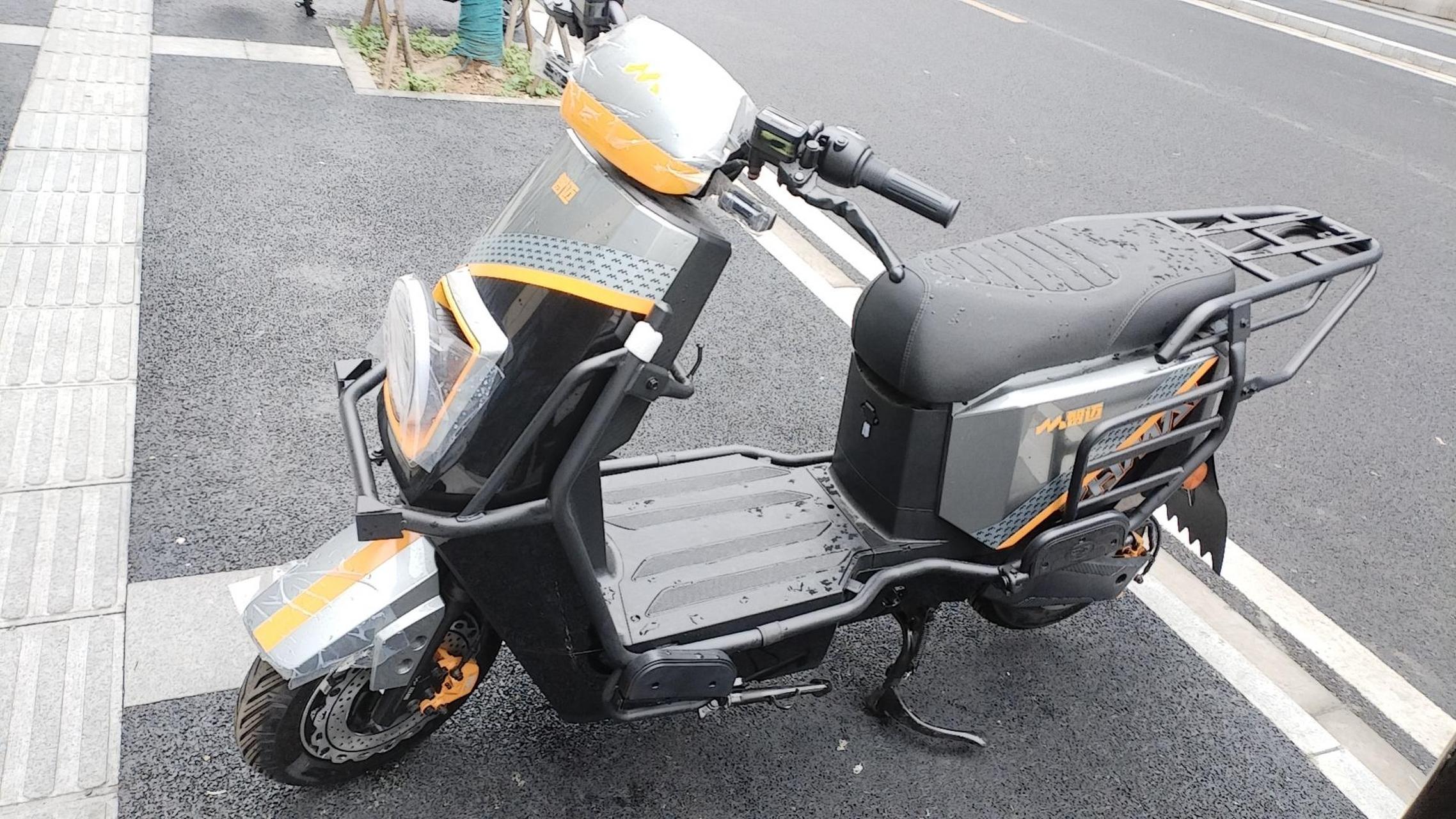 乐行智迈m3二代电动车.2000w金宇星电机.80码速度.外卖神车.前后碟刹.