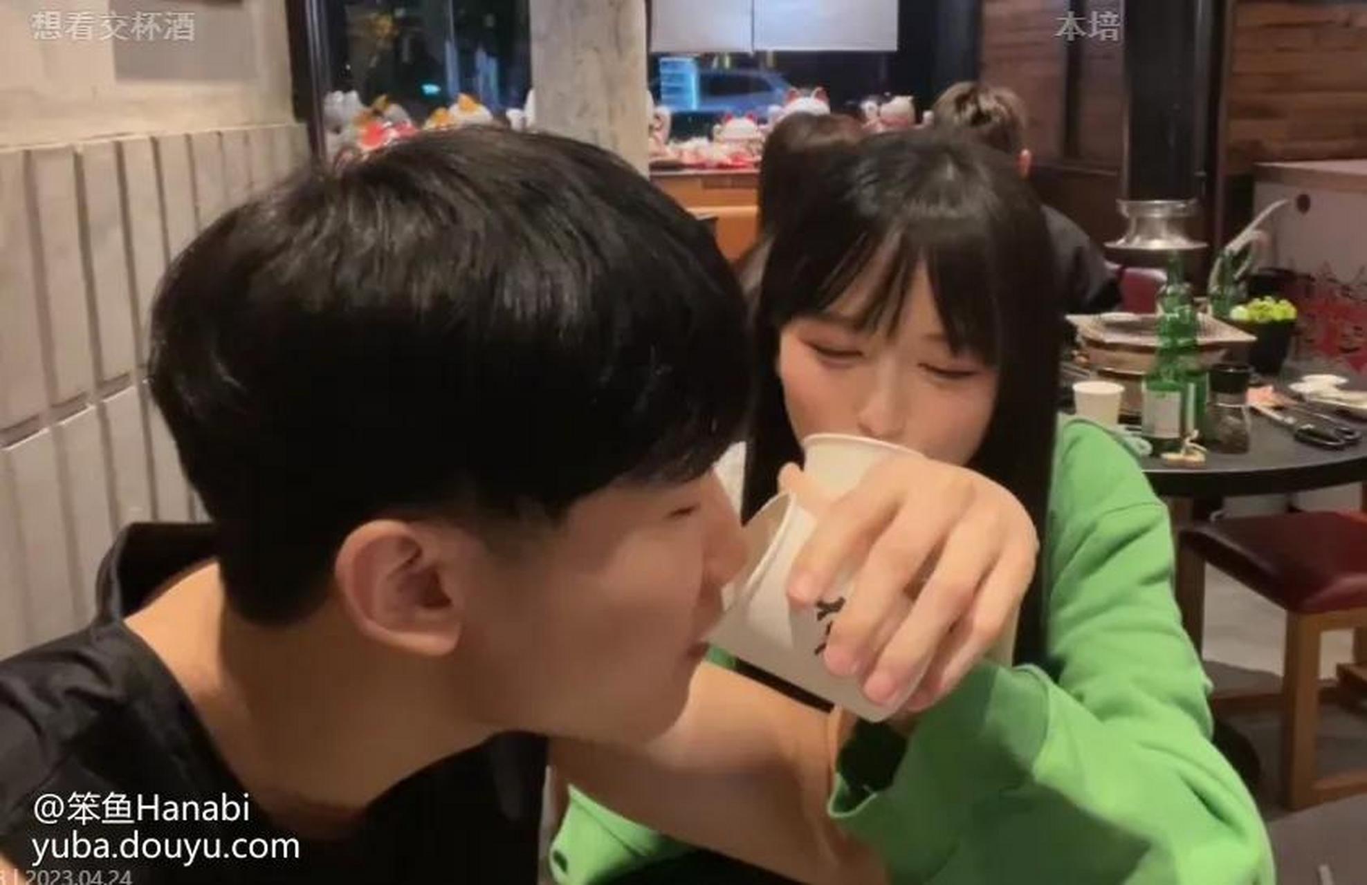 解说小伞与树奈奈官宣恋情,树奈奈:在一起十年了,伞皇追了我一年多