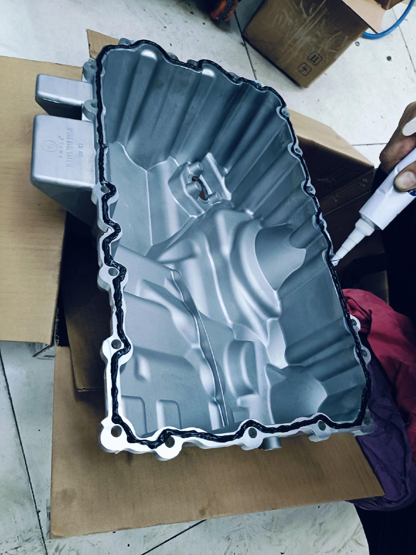 发动机油底壳漏油.更换铝合金改进型油底壳