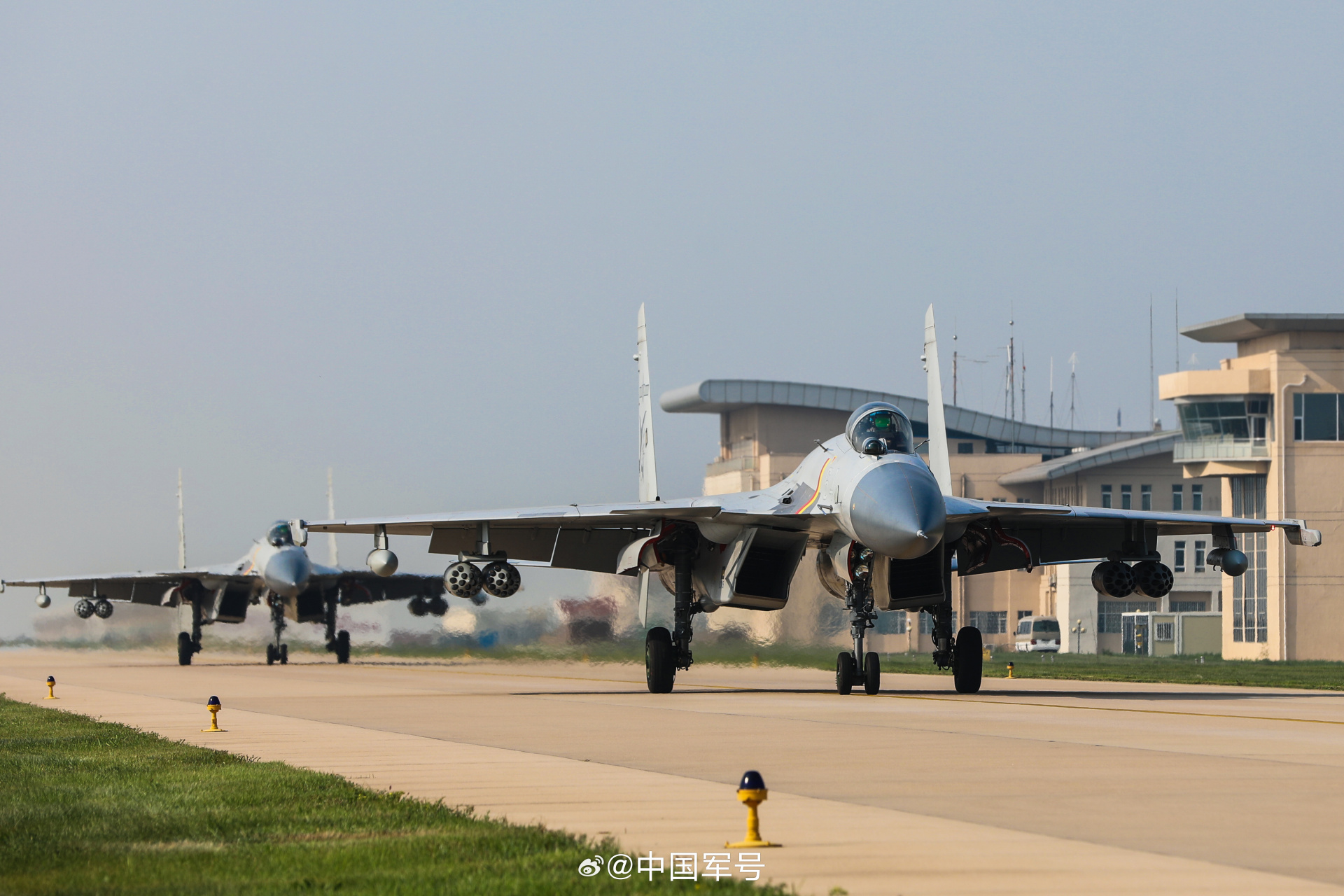 聚焦歼15实弹射击第一线#】近日,海军航空大学歼-15舰载战斗机非制导