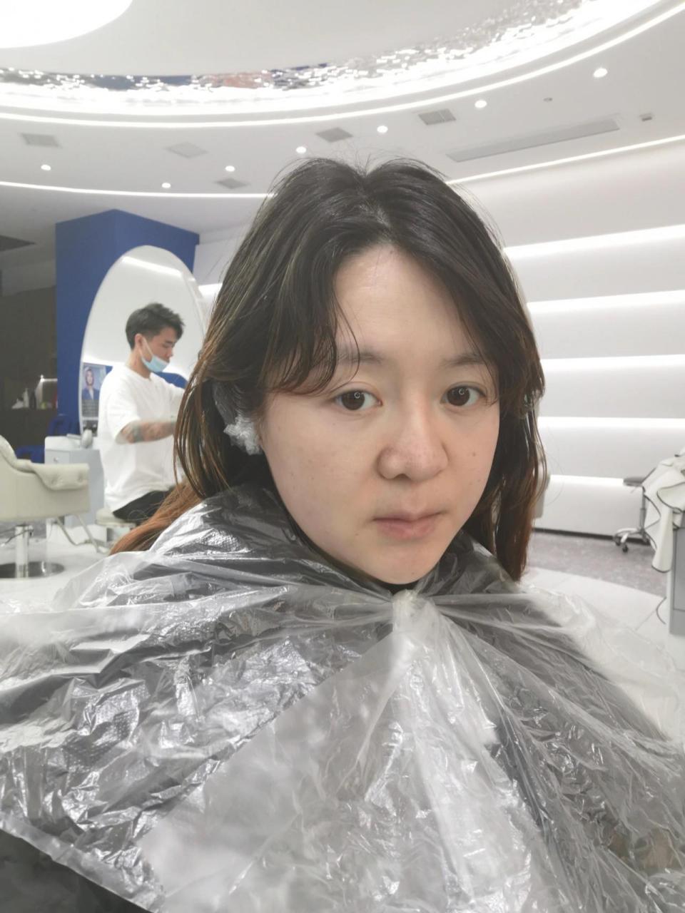 哺乳期是可以烫染头发的,目前尚无任何证据显示母乳妈妈使用染发