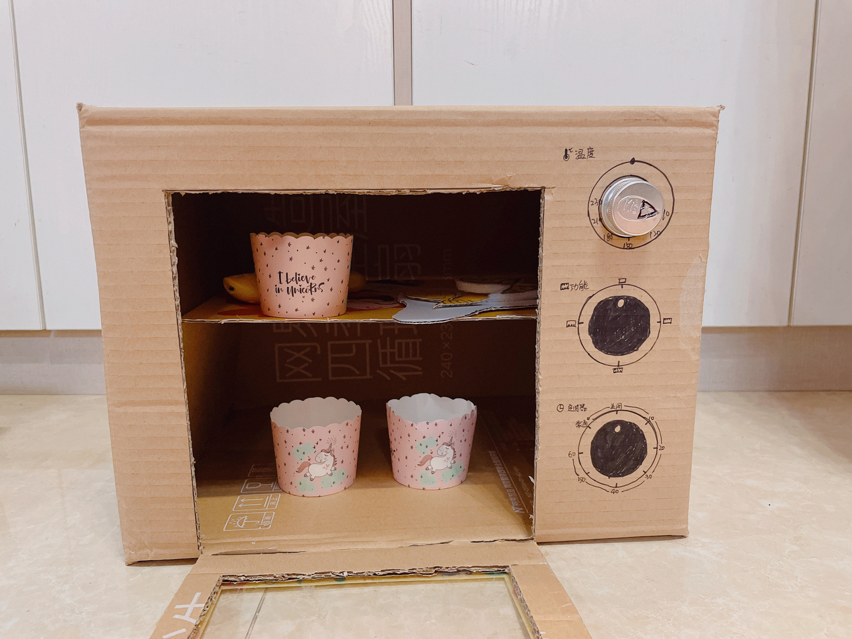 纸箱变废为宝diy烤箱幼儿园手工 用纸箱做了个烤箱,小朋友玩的不亦