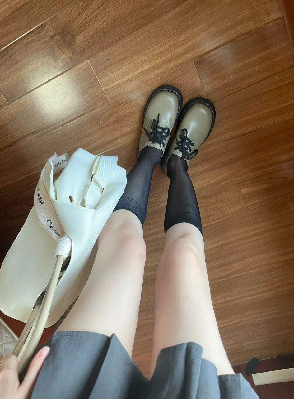 绿色鞋子加黑丝短袜超甜酷啊. 今天周三,大家刷到我了吗?