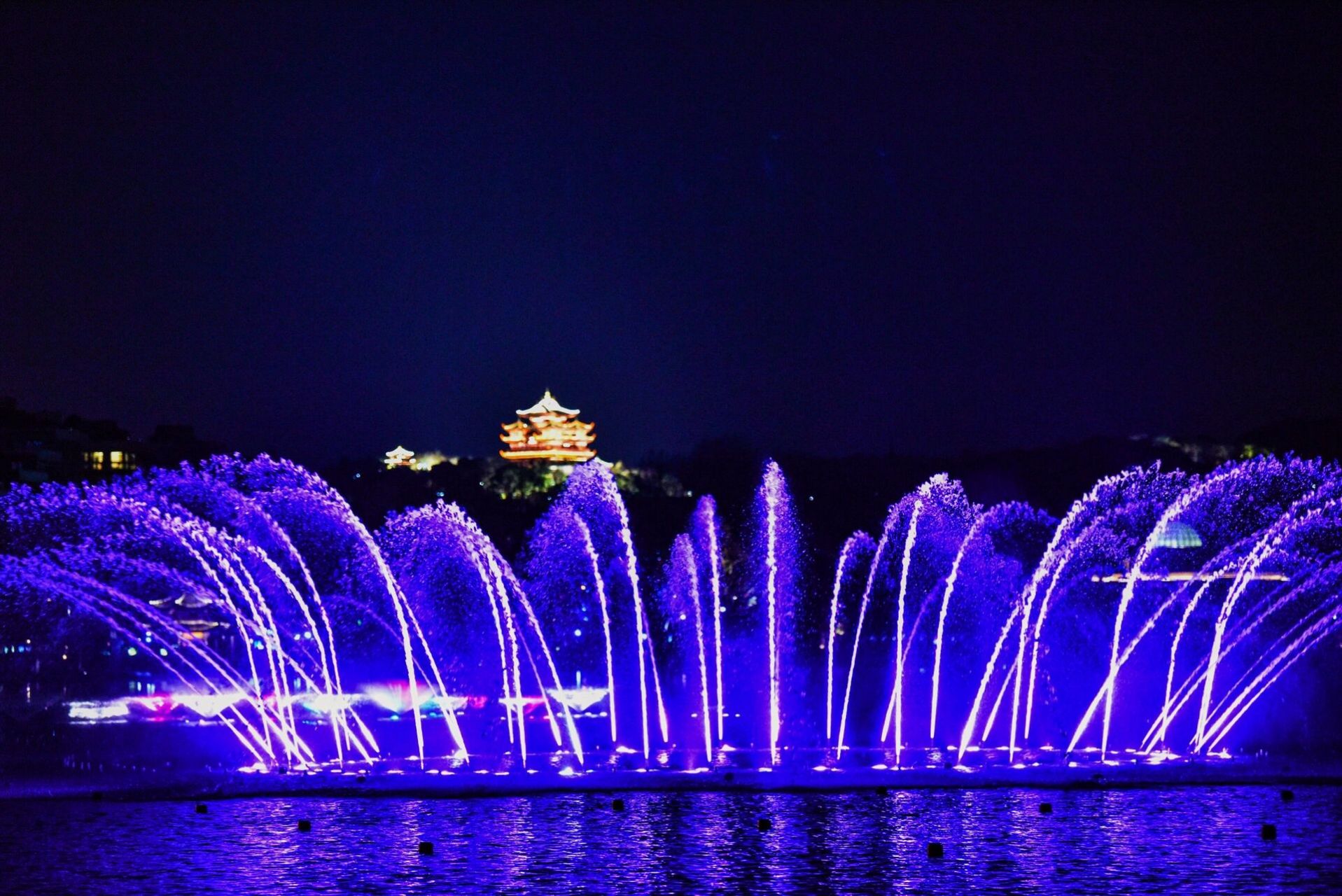 杭州西湖音乐喷泉今日试运行 阔别3年之久的西湖音乐喷泉 今日起试