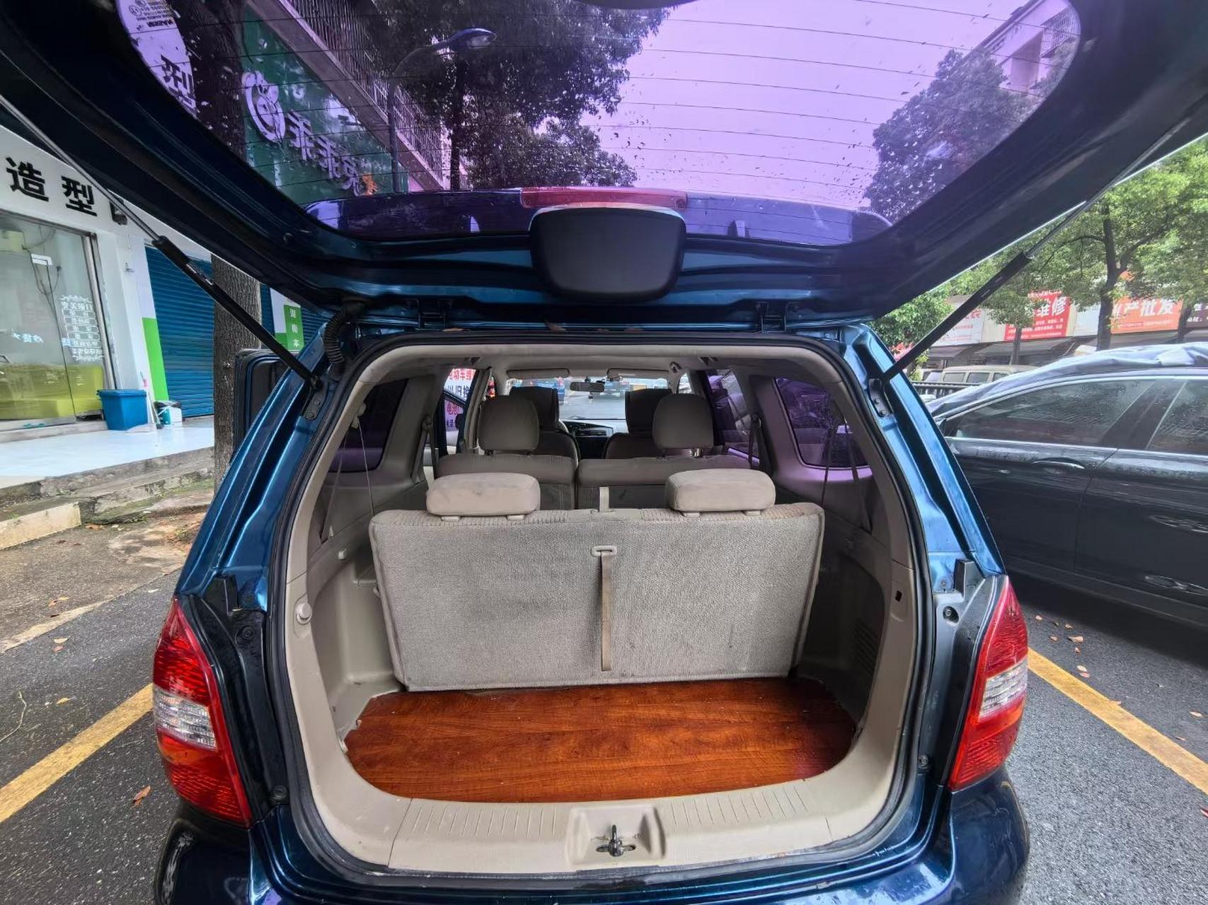 11年日产骏逸,七座小商务车,1.
