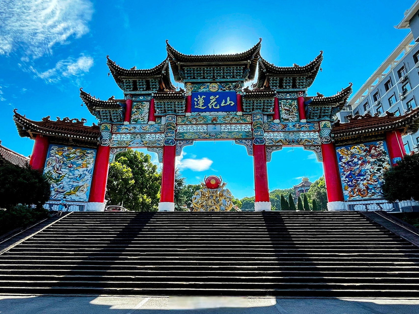 莲花山位于鄂州市洋澜湖畔,山连九峰,三面环湖,状若金色莲花初开抖 