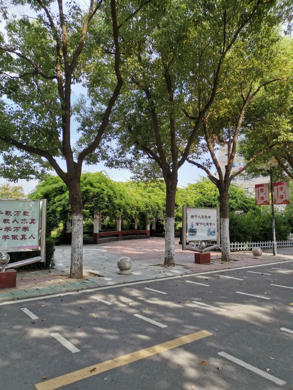 长丰一中 我的高中,现在也有新校区了,,不知道老校区会有谁接管