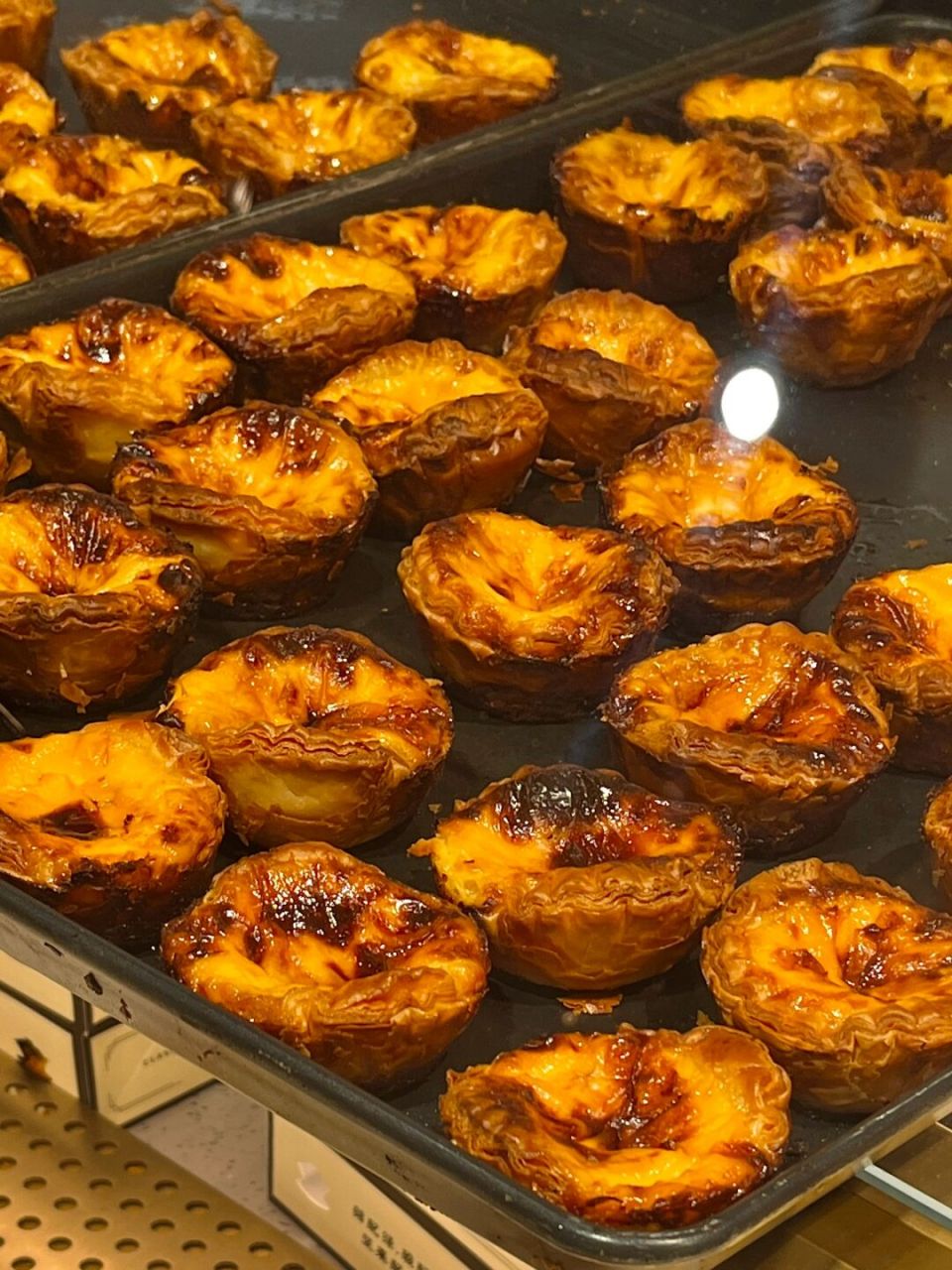 焦糖可颂蛋挞值得! 焦糖蛋挞芯芯77酥脆的可颂底,尊滴很好吃! 但是!