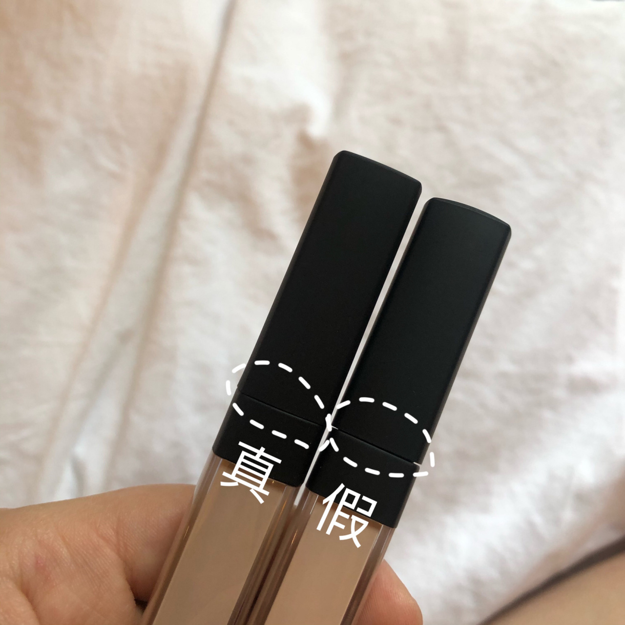 nars遮瑕真假对比 图1 底部留白对比 假货留白多 图2 瓶口对比 假货有