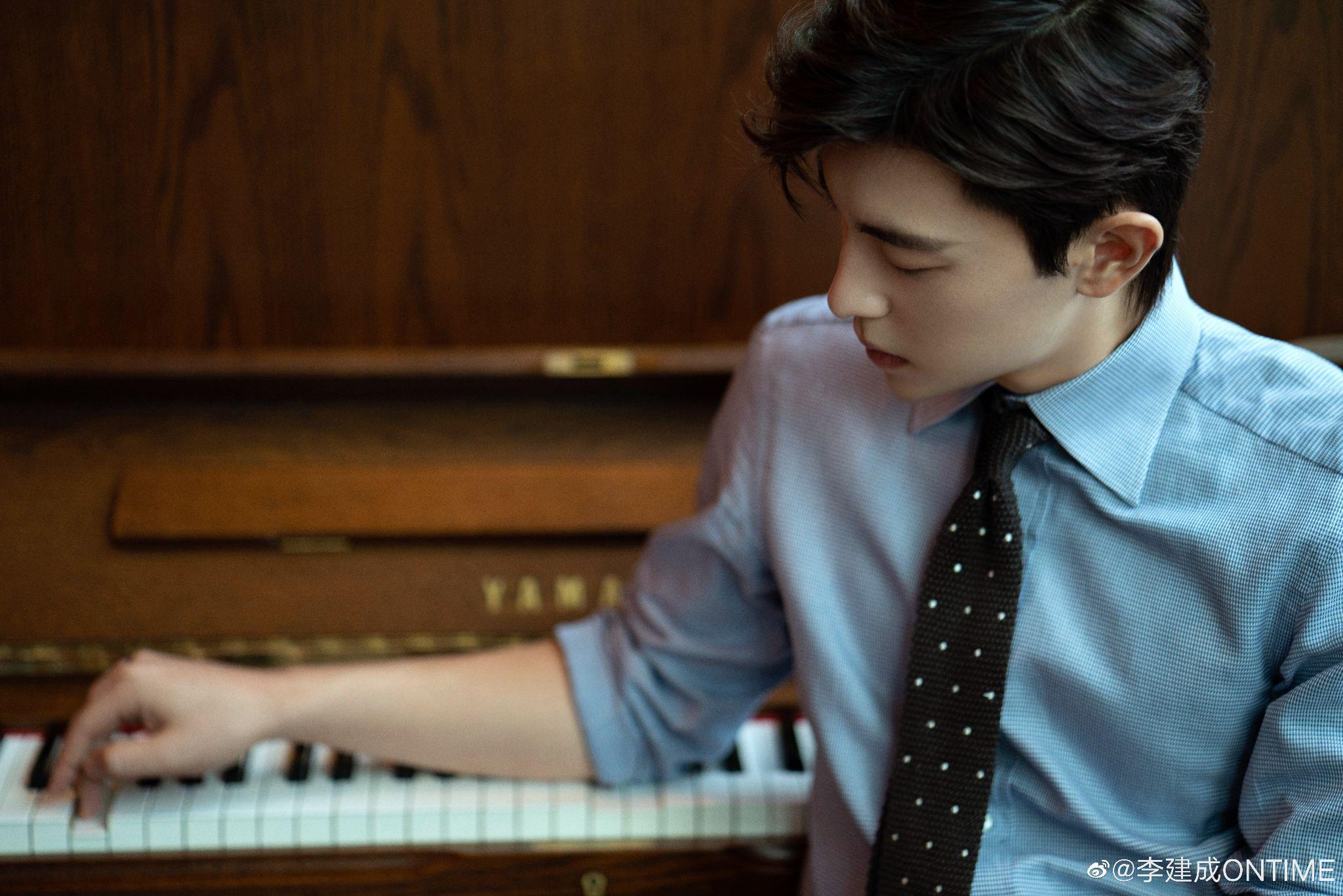 求一些邓伦的超级好看照片希望可以没有水印想洗出来送朋友的感谢大家