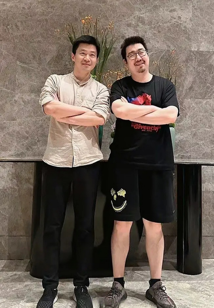 徐磊和他的白月光370,也是张起灵原型的合影,看表情徐磊他真的超爱.