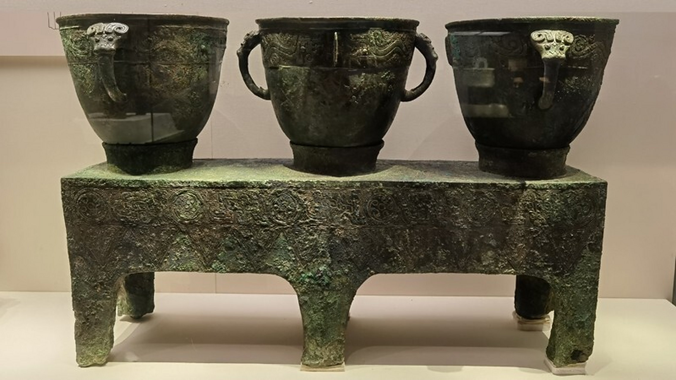 国家博物馆收藏的商代妇好青铜三联甗欣赏 妇好青铜三联甗于1976年