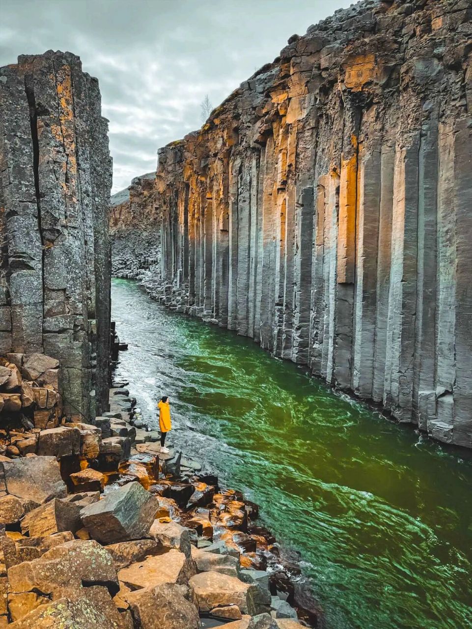 冰岛约屈尔河谷98探索冰岛最大的玄武岩峡谷 约屈尔河谷位于冰岛