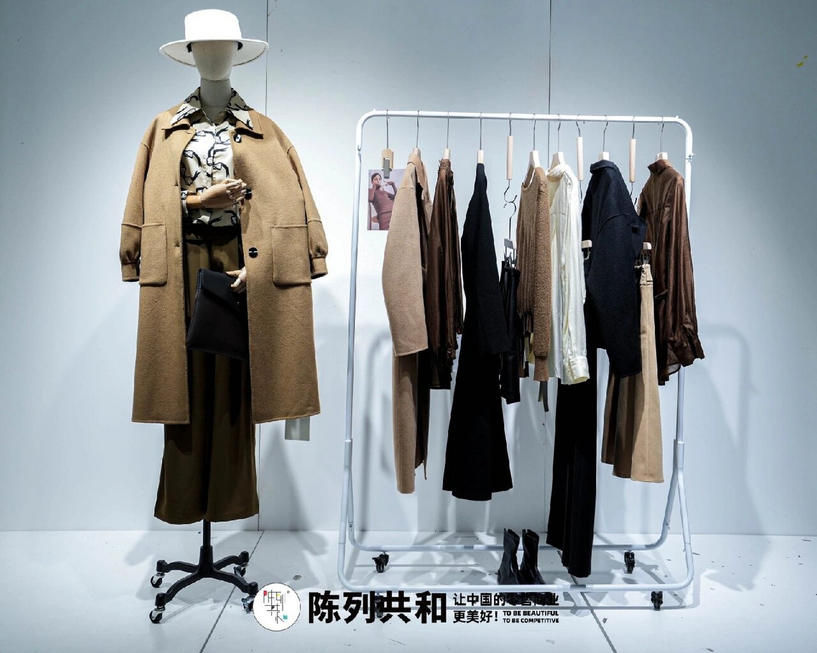 陈列实操|侧挂 侧挂陈列02是店铺中不可缺少的部分,几乎每家店都会