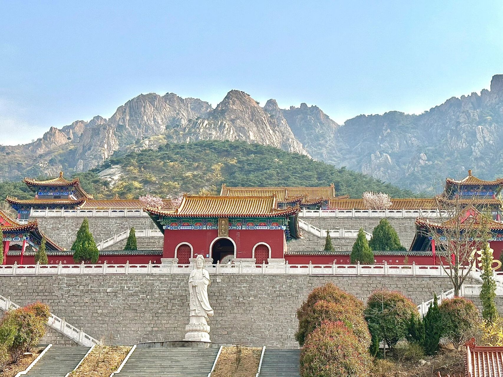 日照临沂莒南周边打卡地 在村里山上的一个寺庙 人不是很多 如果周末