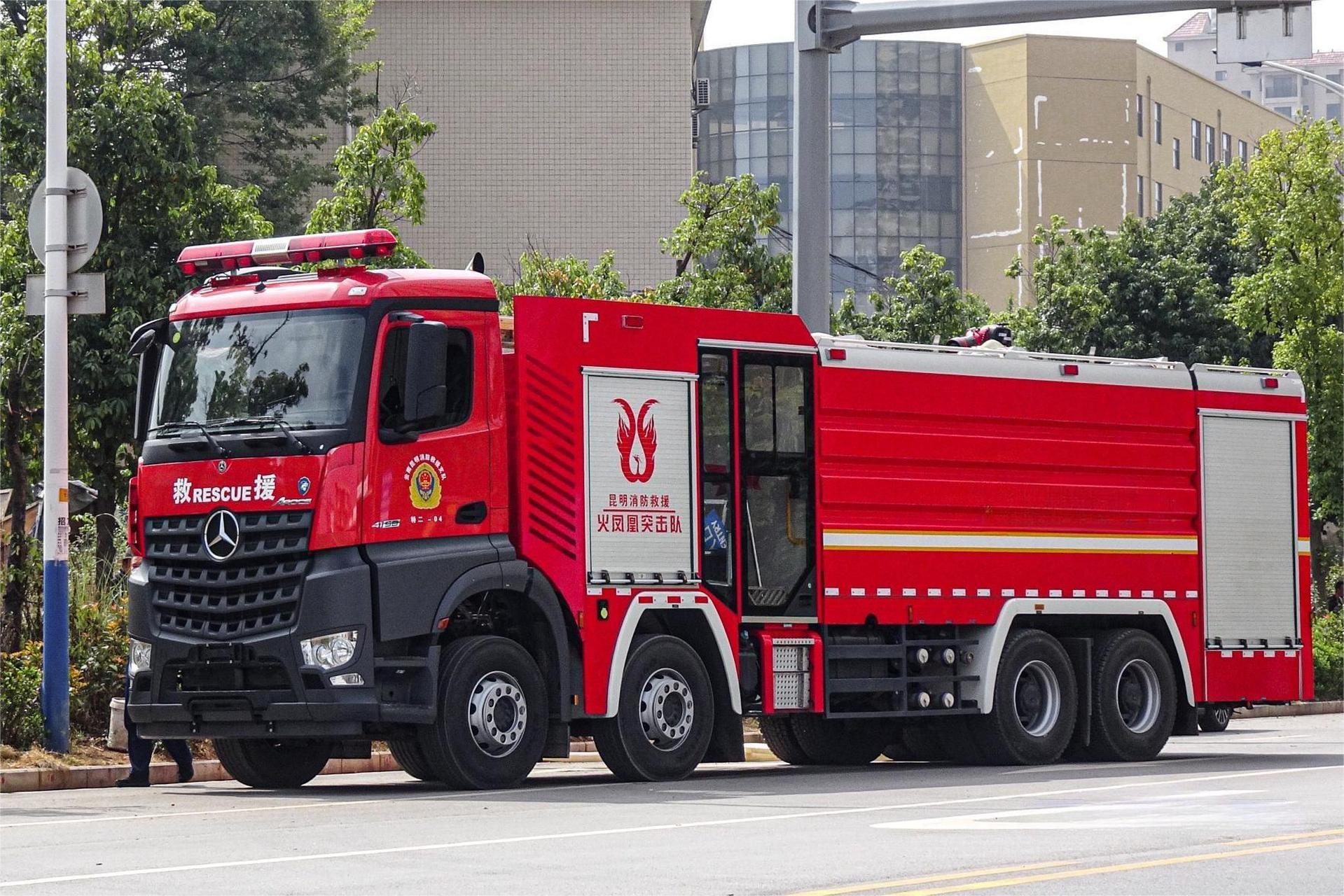 上海格拉曼pm180泡沫消防车,采用最新的奔驰arocs4158底盘,云南昆明