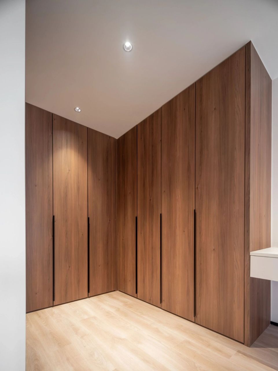 实拍|胡桃木色衣柜01充满质感的家 -roomtour- - 95胡桃木皮,沉稳