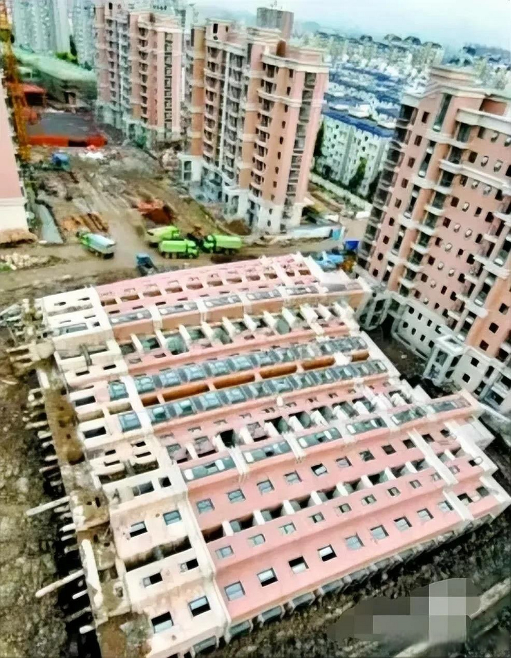 还记得当年这栋楼倒倒吗?这应该就是无数倒楼中,质量最好的了吧!