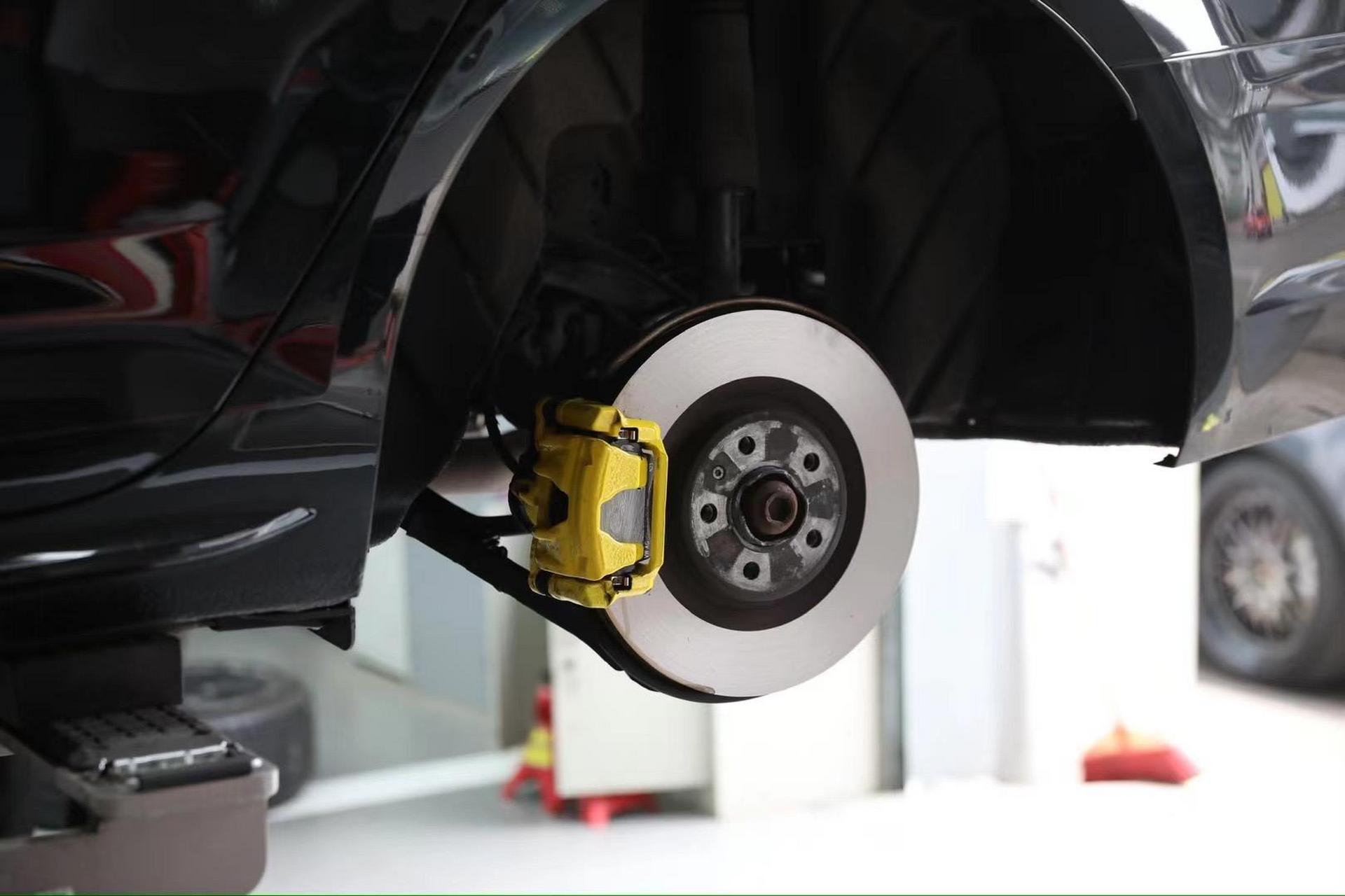 使用hunter自适应就车式制动膛削机 对刹车碟的平面进行平整度处理