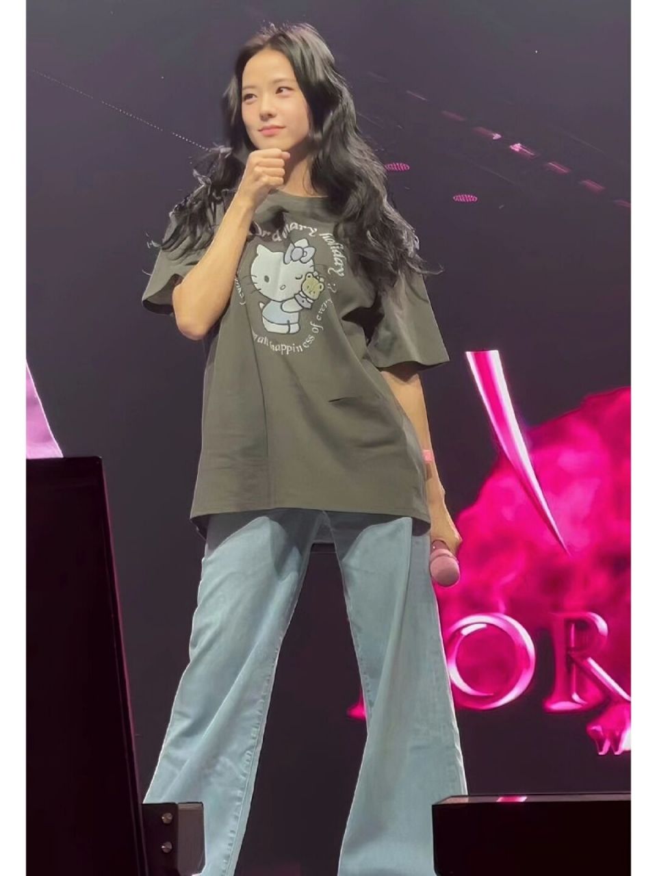 jisoo今日彩排穿搭 真的很爱hellokitty jisoo今日演唱会彩排look