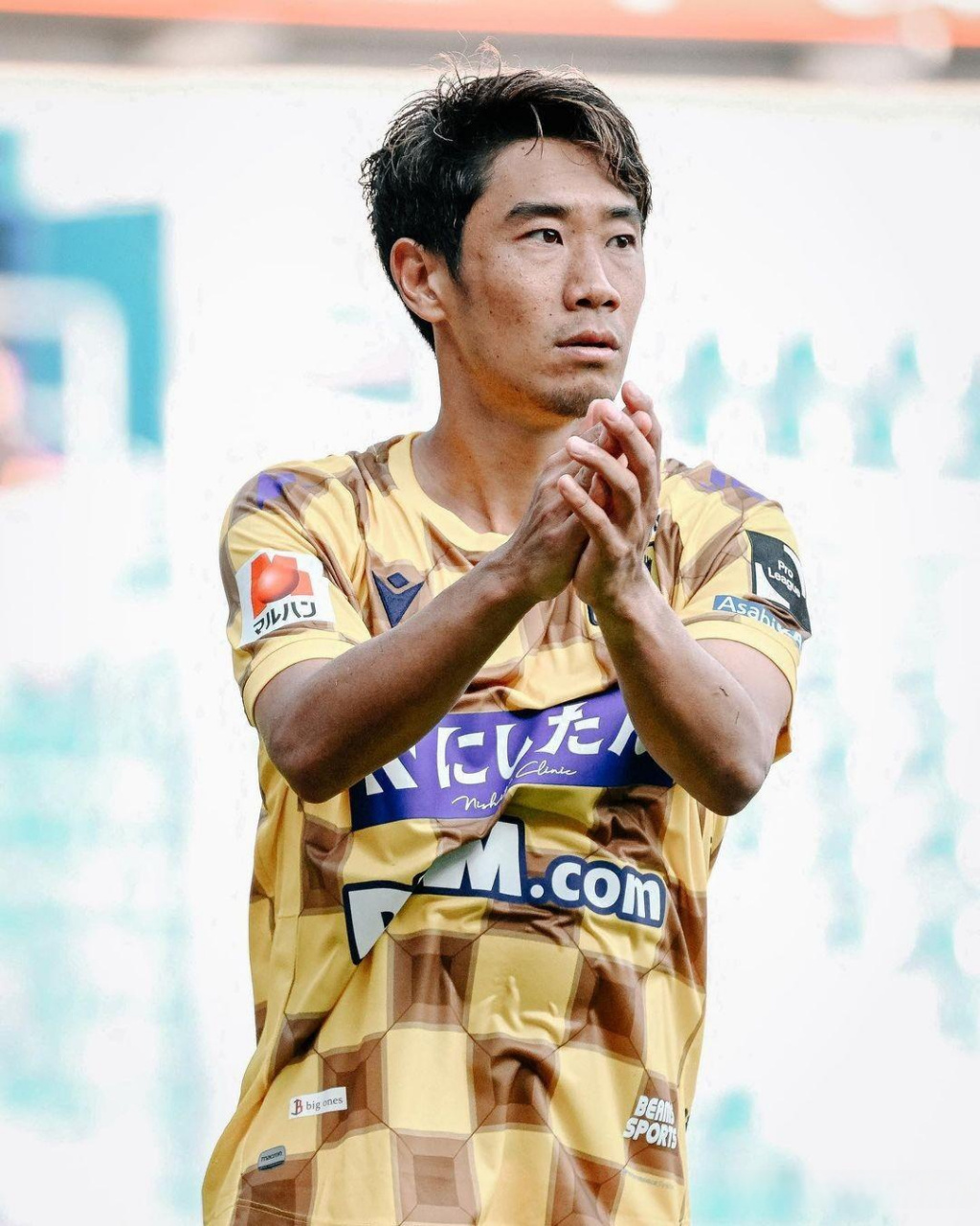 香川真司出生于1989年3月17日,职业生涯开始于大阪樱花,轨迹为(括号内