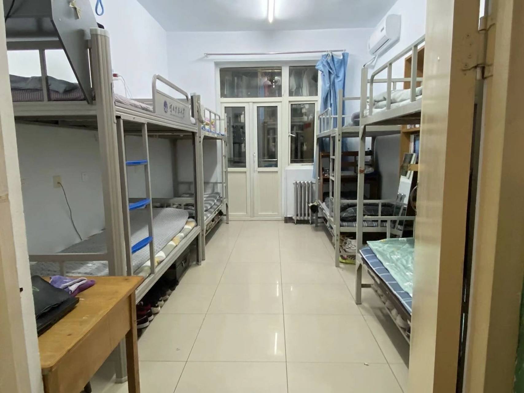 友友们,宿舍从19级开始就是7人间了,宿舍一共4个上下铺,8张床,多忱创