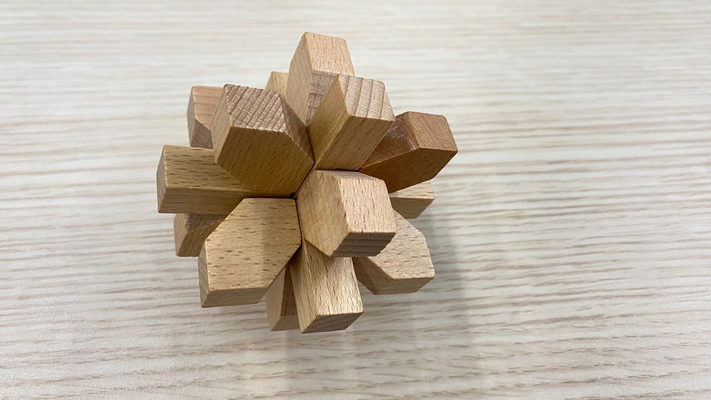 「鲁班锁」解锁鲁班锁之梅花锁 好久没玩鲁班锁了,这个梅花锁个人觉得