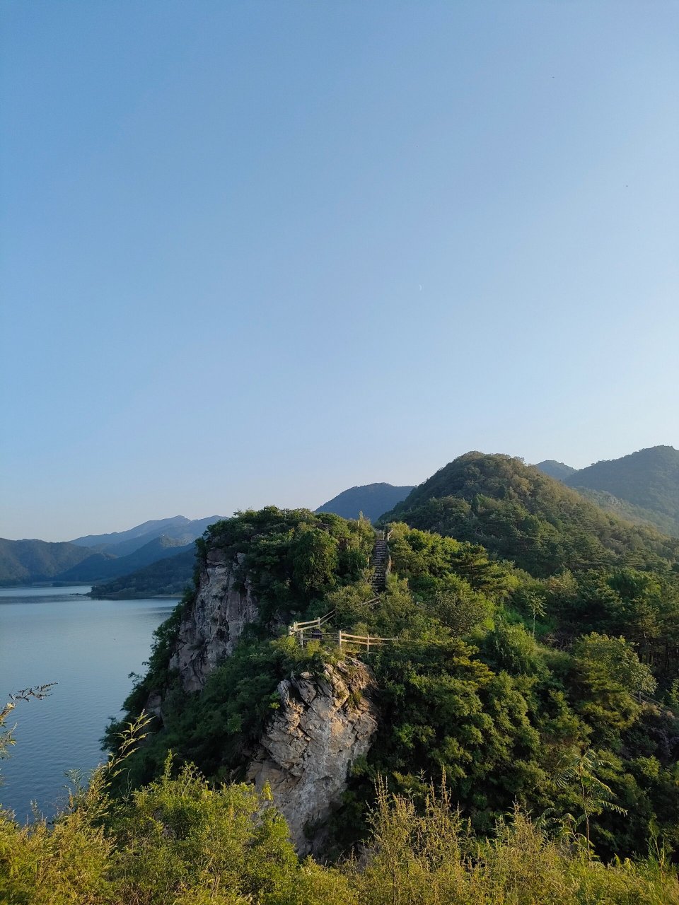 金海湖锯齿崖图片