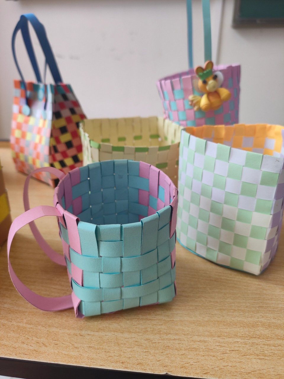 纸编 卡纸裁成不同宽度的纸条,编成想要的纸编作品