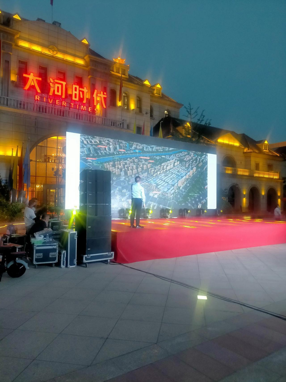邢台金凯利商贸城这里热闹非凡,很多金凯利商贸城的商户聚集一起开始